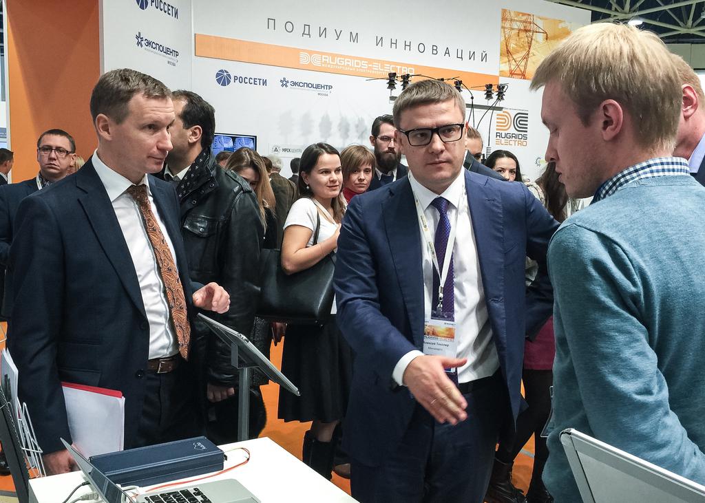 Первый заместитель Генерального директора по технической политике ПАО Россети» Роман Николаевич Бердников, Первый заместитель Министра энергетики РФ Алексей Леонидович Текслер и Исполнительный директор ООО «ТЕКВЕЛ» Алексей Аношин на стенде компании